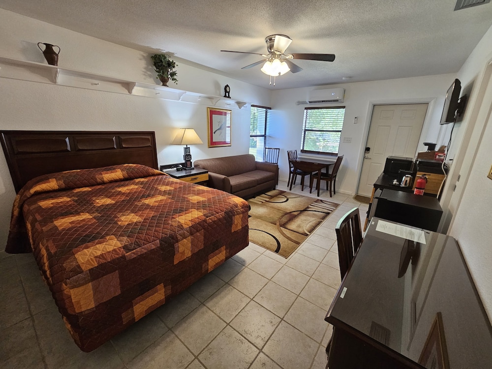 Great Quiet And Comfortable, South Central Lakeland Location. - Lakeland