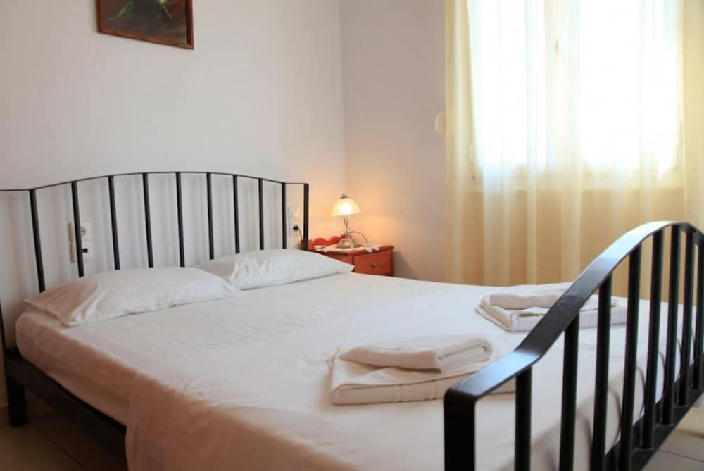 Villa Dimitris - Three Bedroom Villa, Sleeps 8 - Crete