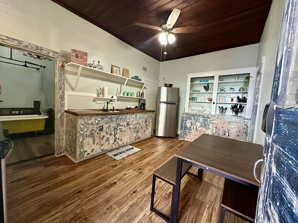 1 Bd | The Vintage Room | Unique Stay | Downtown - Gainesville