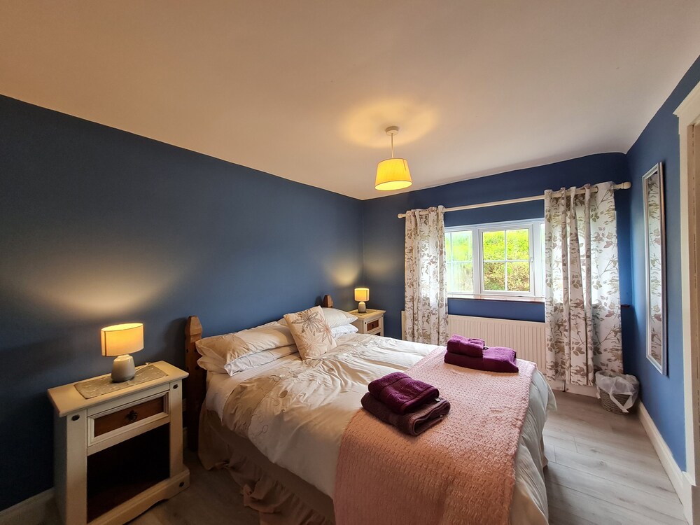 Cushatrough Claddaghduff - Sleeps 6 Guests  In 3 Bedrooms - Galway