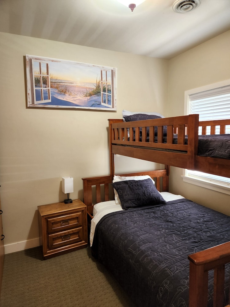 2 Bedroom , Private Condo At Barona Beach W Kel. Boat Slip Also Available. - West Kelowna