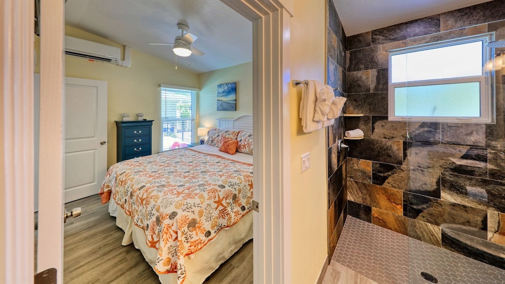 Resort-style Ground Floor Suite Heated Pool/spa 🐢 - Anna Maria Island, FL