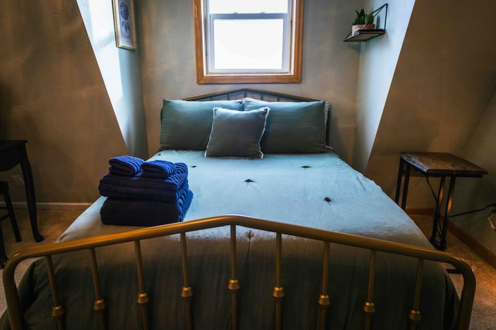 Close To Town, Room To Spread Out: Sleeps 9 In 5 Bedrooms - Cheyenne, WY