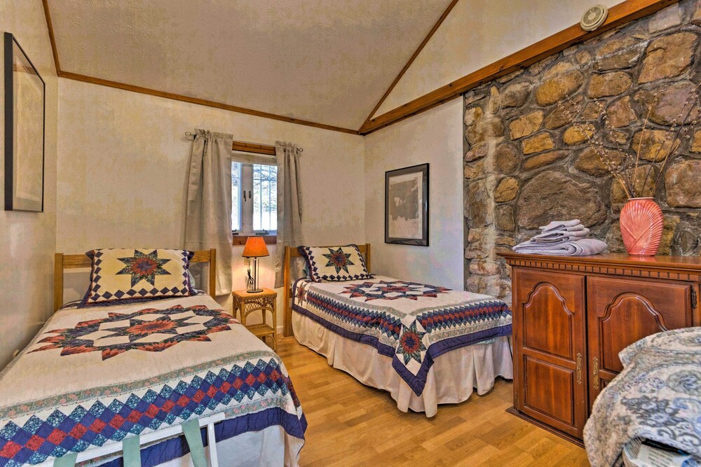 The Rock Cottage - Quiet Escape with Porch! - Hot Springs, NC