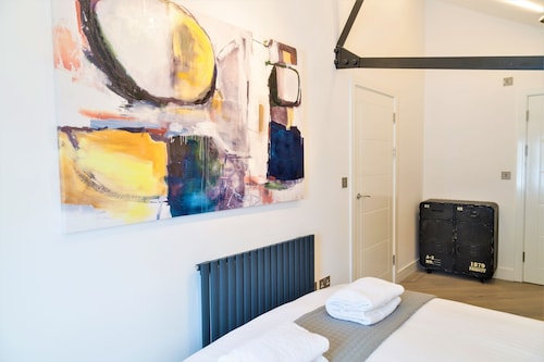 Spacious 3 Bedroom Apartment In City Centre - Bristol