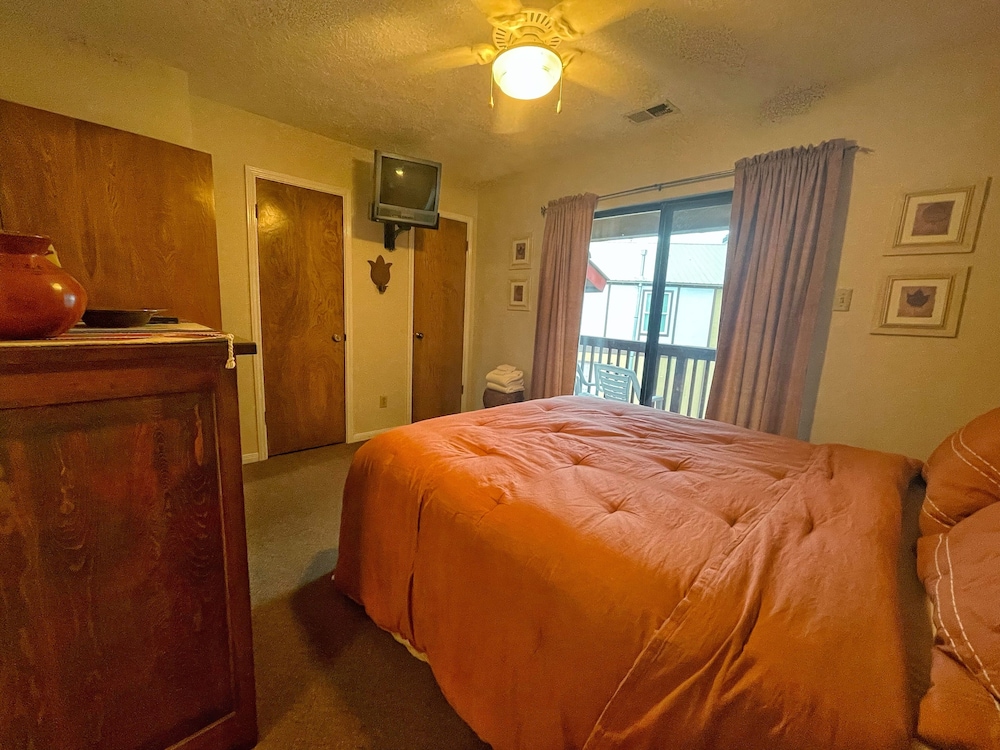 Valley Condo 124 - Creekside - Wi-fi - Hot Tub - Fireplace - Washer/dryer - Gril - Red River