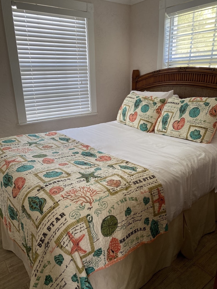 Charming One Bedroom Cottage Fully Furnished - Apollo Beach, FL