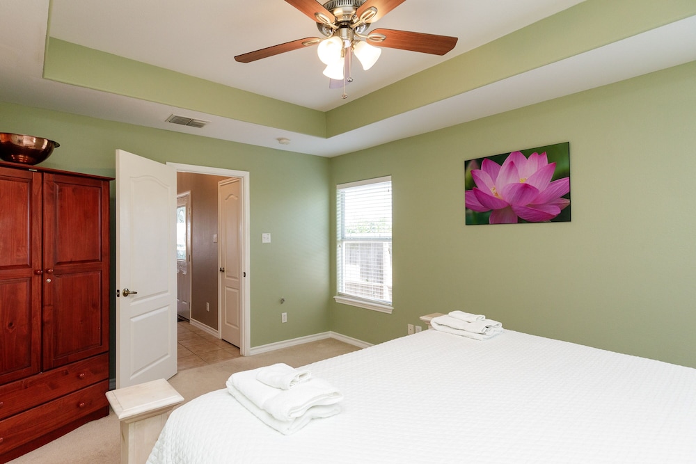 Waterfront Townhome W/ King Bed, Pack & Play, Sundeck + Washer & Dryer! - Corpus Christi, TX