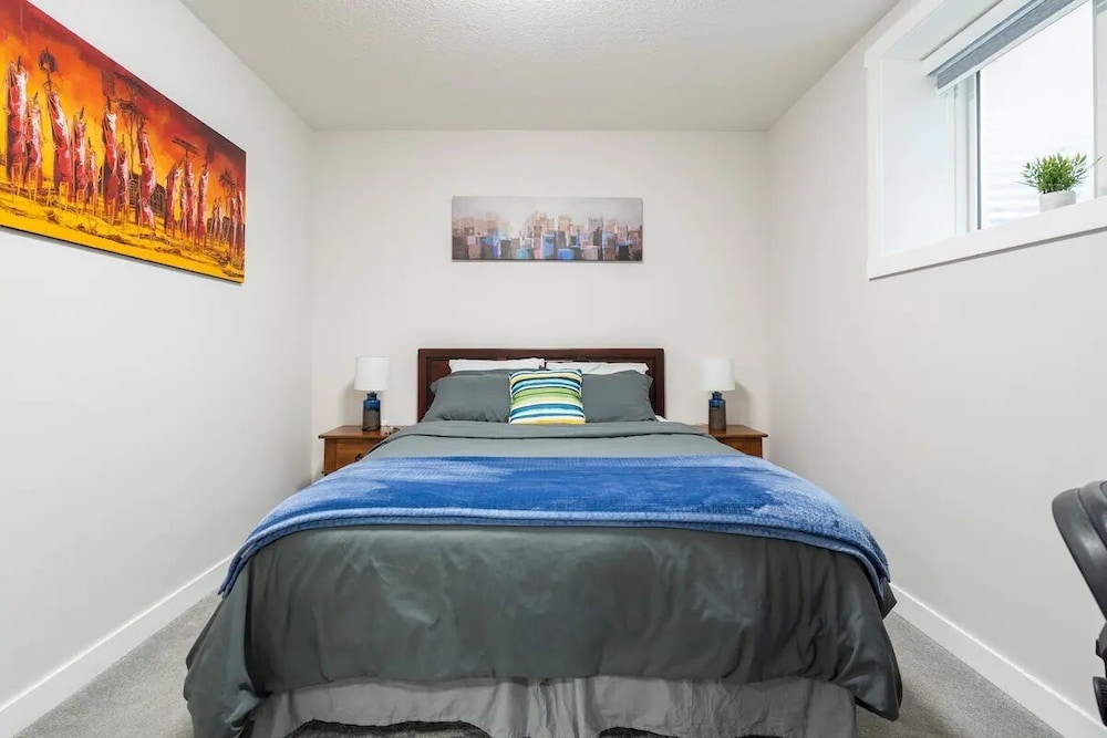Plush Suite With | Pet Friendly | Fast Wi-fi | Perfect For Long Stays - Airdrie