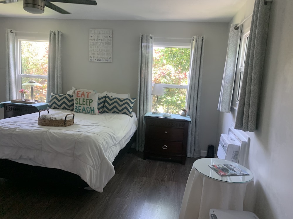 Private Studio -- Private Entry -- Newly Renovated - Fits 3 People - Margate, FL