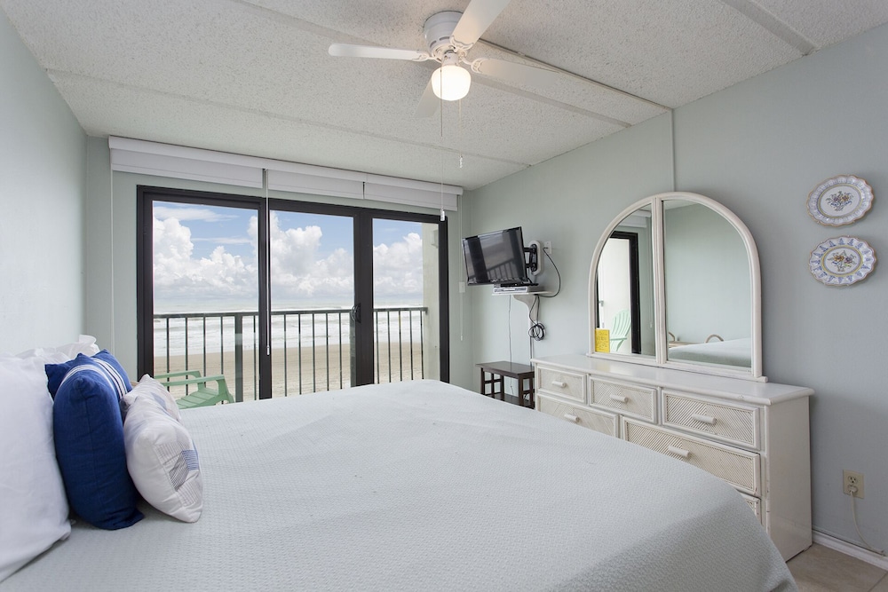 Beachfront Condo! Nicely Furnished! Great Close Up Ocean Views! Heated Pool! - South Padre Island