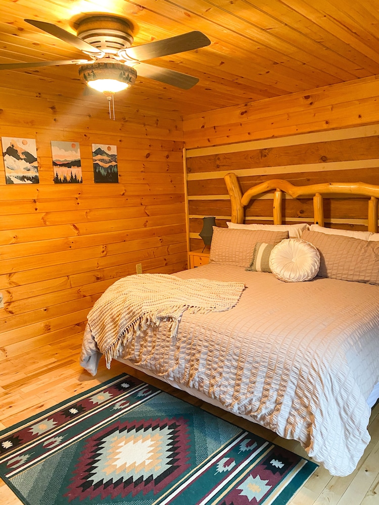 Tucked Inn: Dog Friendly Secluded Mountain Cabin - West Jefferson, NC