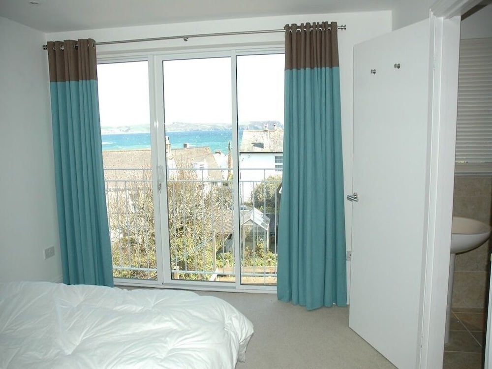 Stunning Panoramic Sea Views, 4 Bedrooms, Sleeps 8 - Pendower Beach