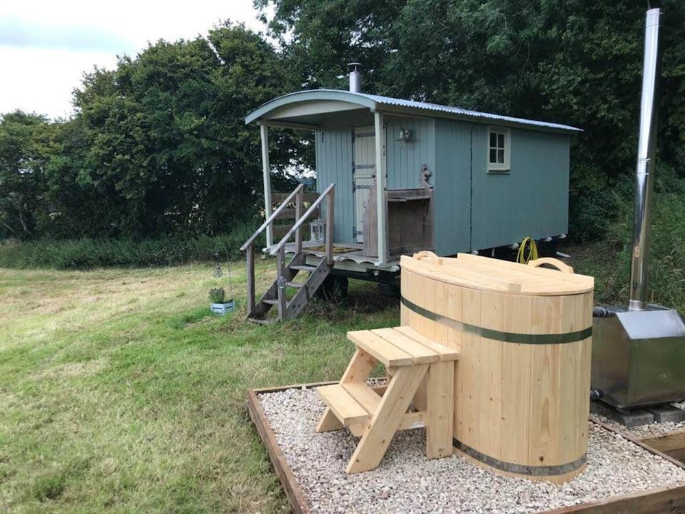 Charming Shepherds Hut With Wood Fired Hot Tub - Bruton