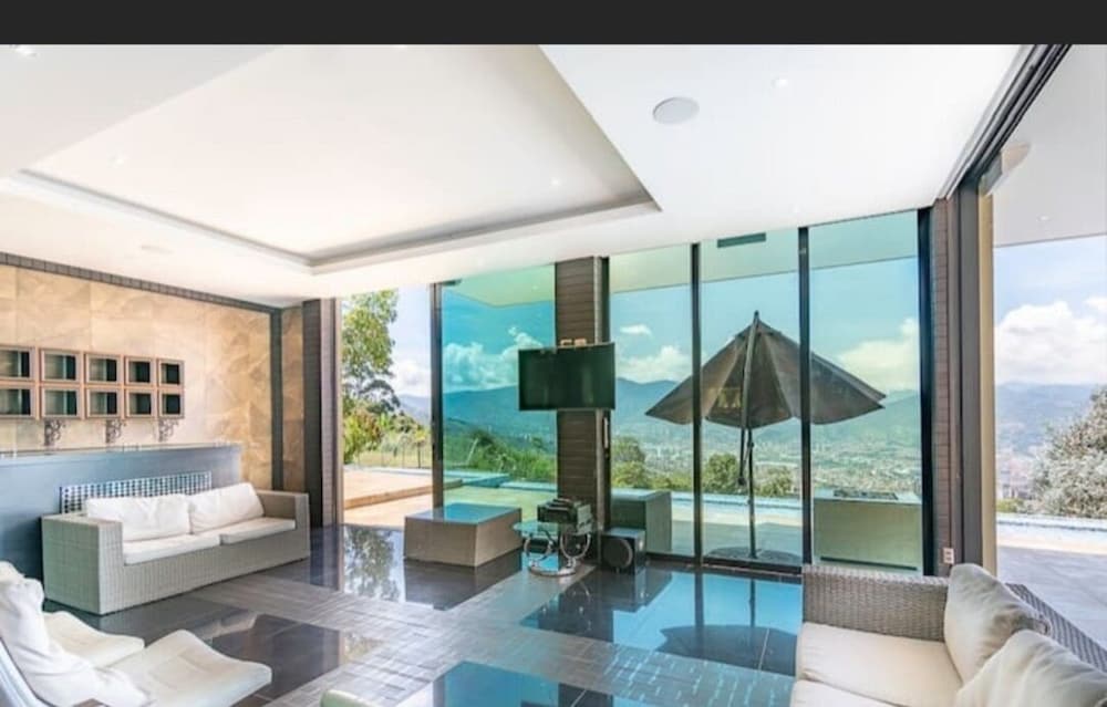 Luxurious 5 Bedroom House With Beautiful Views - La Estrella