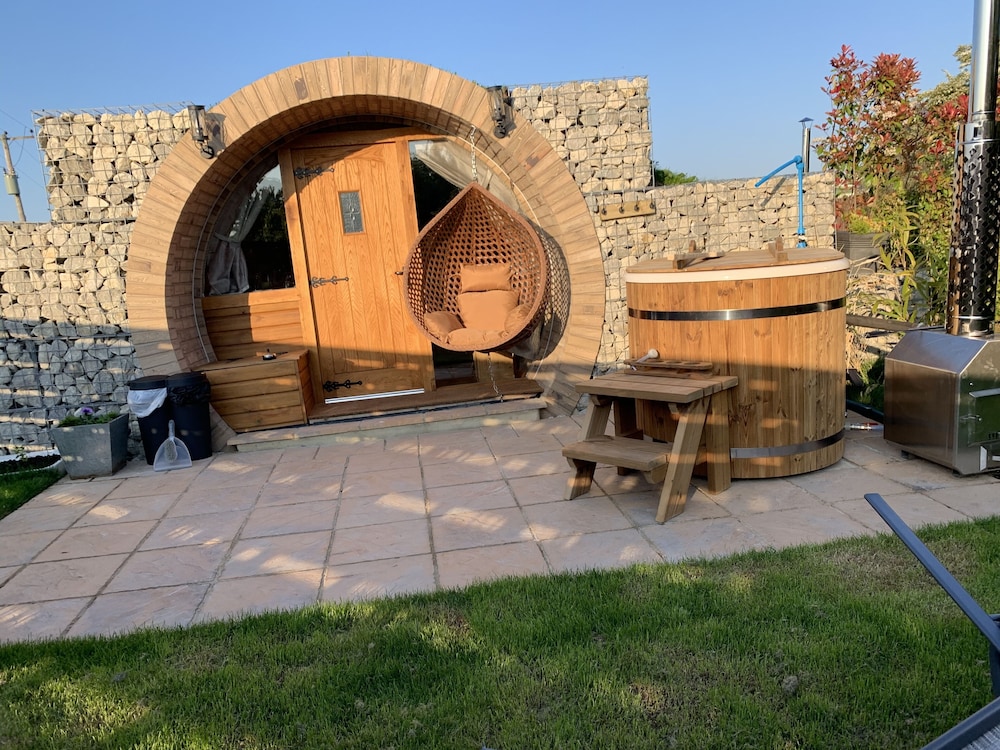 Winter Escape Luxury Hobbit House With Hot Tub - Isle of Sheppey