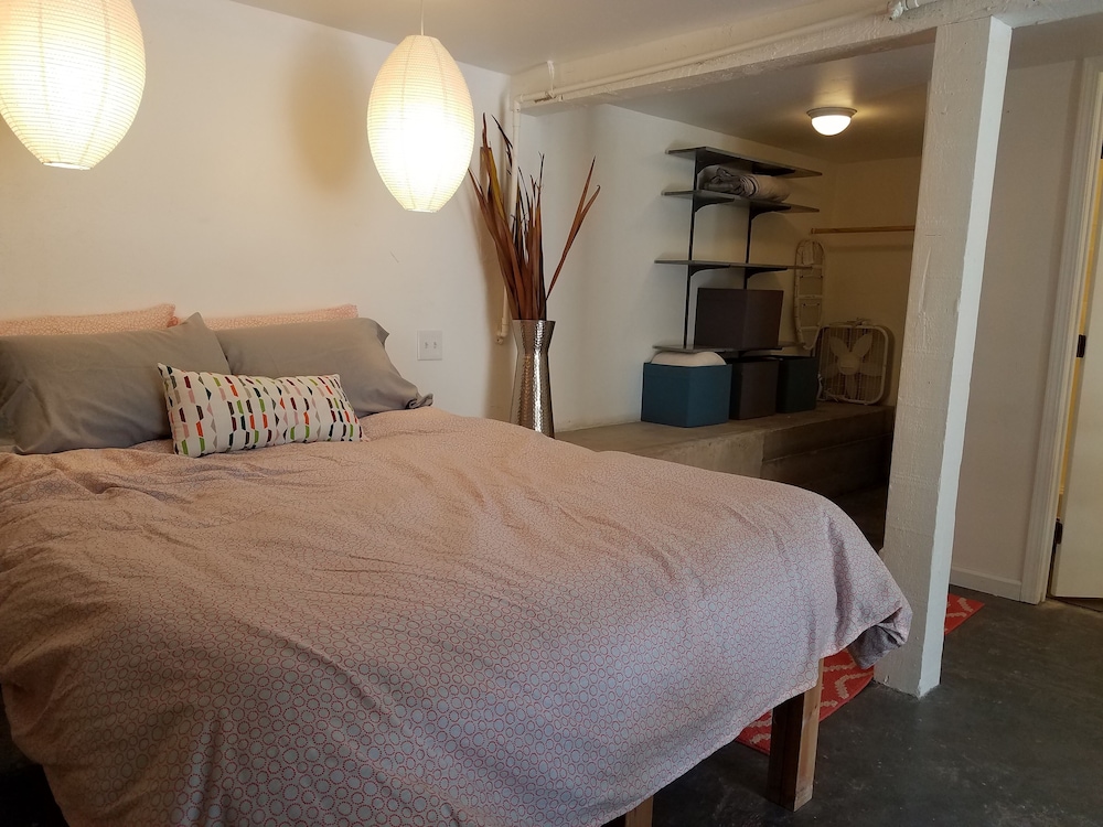 Modern Lofty Studio In Midtown / Charming Old Sw - Pets Welcome - Reno, NV
