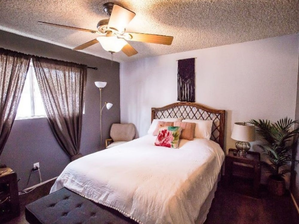 Quiet 1 Bedroom Townhouse In Midst Of Downtown Bakersfield And Across Beale Park - ベーカーズフィールド, CA