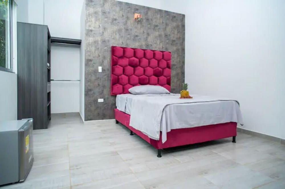 Luxurious 6 Bedroom Mansion With Heated Pool - Itagüi