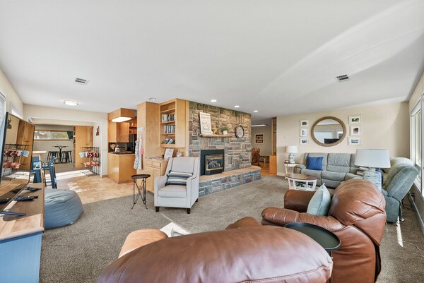 Luxury! Spacious One-of-a-kind Beach Home With Indoor Lap Pool And Hot Tub - Tolowa Dunes State Park, Crescent City