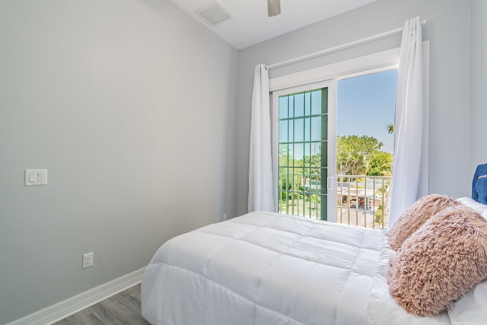 Unit A! Steps From The Beach! W Private Roof Terrace!! - Clearwater Marine Aquarium, Clearwater