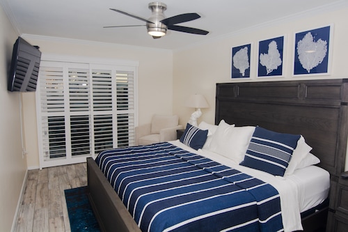 Luxury ❤ Condo Just Across From The Beach, Close To Publix And St. Armand's !! - Longboat Key, FL