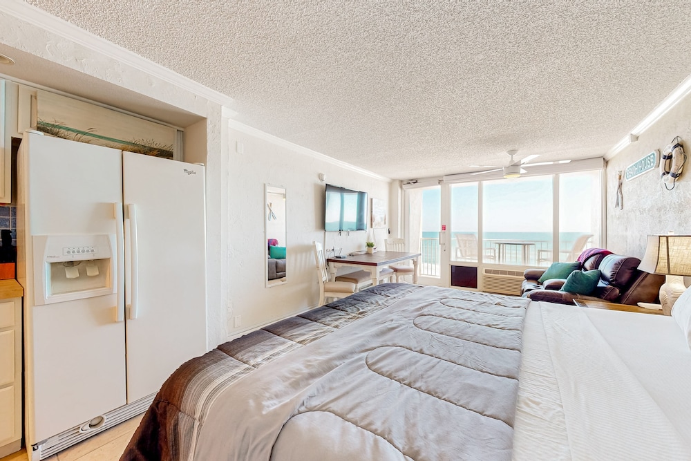 Stylish Studio On The Water With Beach Access, On-site Pool & Private Balcony - Ponce Inlet, FL