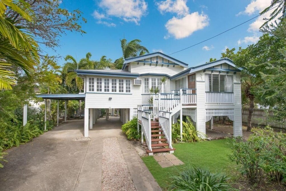 2 Br Queenslander On Cook*walk To Strand**fully Self-contained Private Space* - Vincent