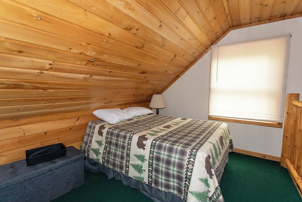 Cabin 2498 - Spacious Log Cabin Inside Private Resort - Elmira, MI
