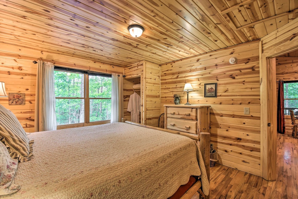 ‘The Honeybee’ Cabin W/ Private Porch + Hot Tub - Moccasin Creek State Park, Clarkesville