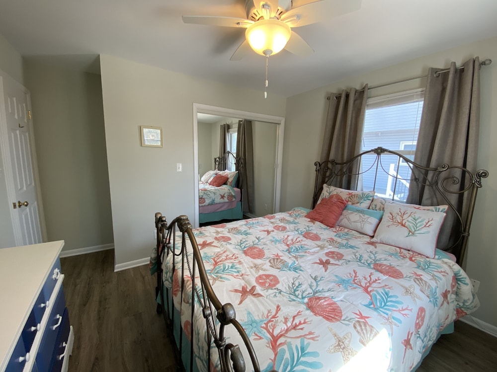 Waterfront! Bring Your Own Boat! Fits Large Families (2 Living Rooms, Sleeps 14) - Fenwick Island, DE