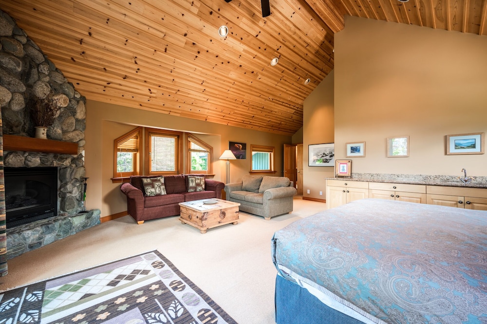 ❄︎Emerald Chalet❄︎ 5 Br Chalet With Hot Tub & Bbq, First Hole Of Golf Course - British Columbia