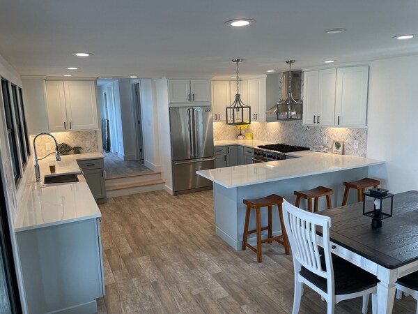 Luxury Water View - Walk To Beach- Central Air 4 Bedroom-newly Remodeled - South Kingstown, RI
