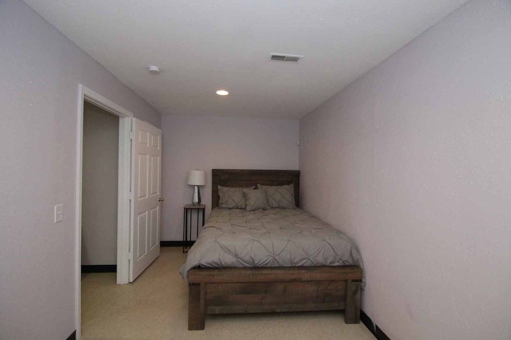 Cozy 2 Bedroom - Belleville, IL