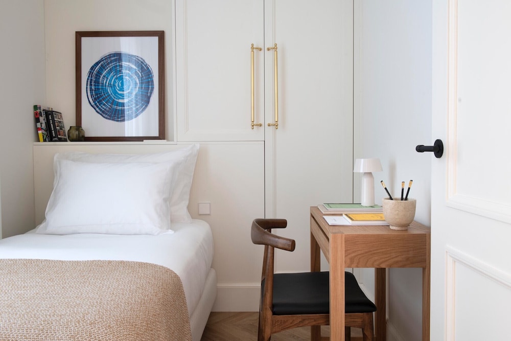 2 Bedrooms Apartment In Paseo De Gracia:min32 Days - Esplugues de Llobregat