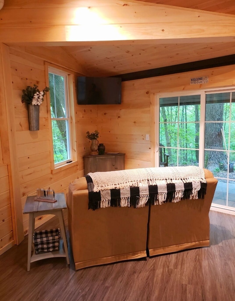 The Chalet Is Located In The Woods Of A Gated Property With A Covered Porch. - Havre de Grace