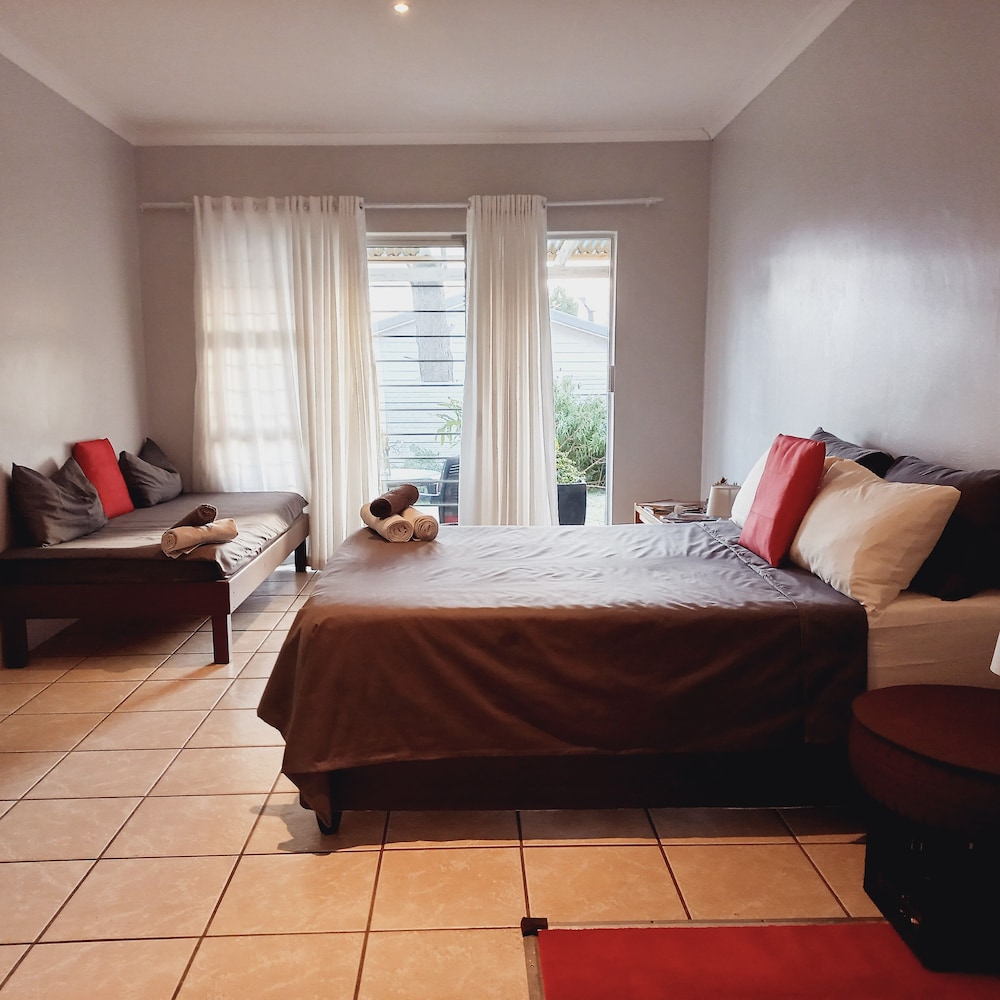 Garden Room With Room Service And Lots To Enjoy - Kleinmond
