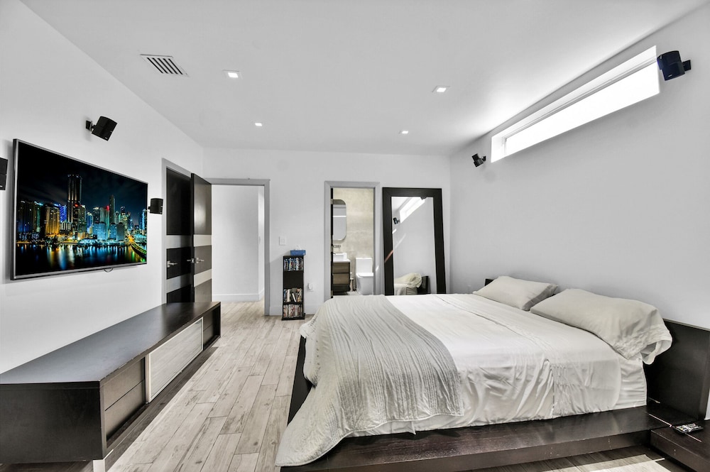 Stylish 3-bedroom Miami Retreat Prime Location Modern Amenities - Hialeah, FL