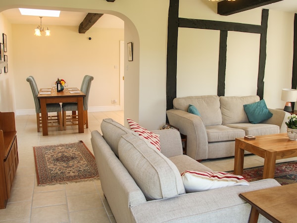 The Stables, Family Friendly, With A Garden In Wellow, Somerset - Shropshire