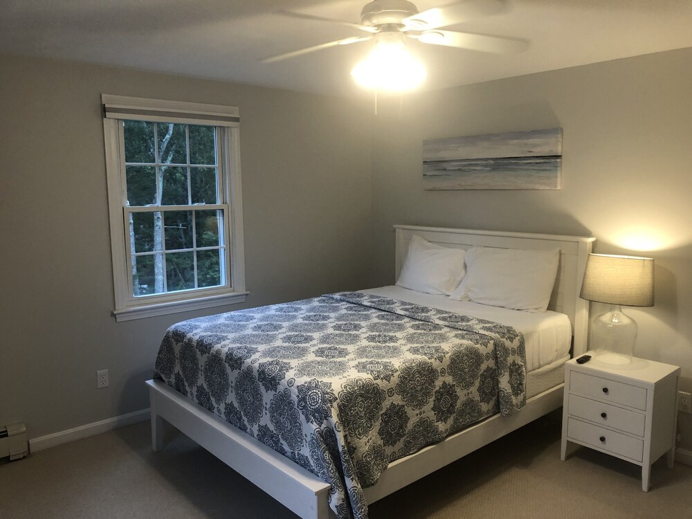 Pool, Large Newly Renovated: 4+ Bedroom, Lots Of Room - Capo Cod, MA