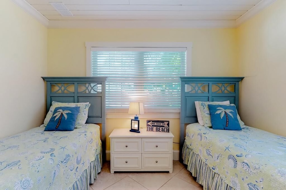 Sweet Retreat Cottage: Ground Level Cottage Across The Street From The Beach - Anna Maria Island, FL