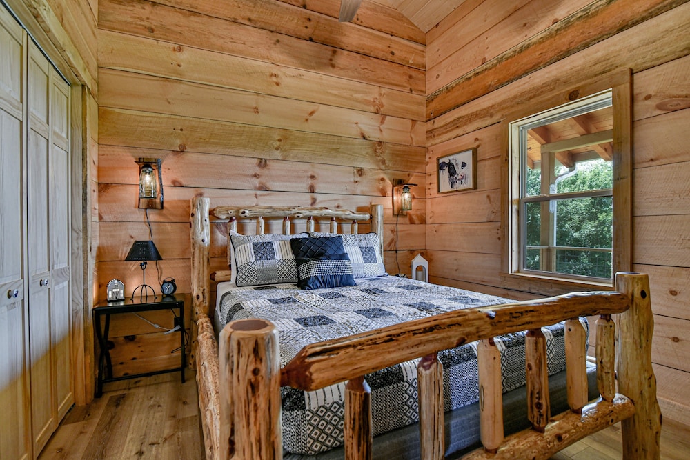 Beautiful Log Cabin On Horse Farm The Holy Cow - Hendersonville, NC