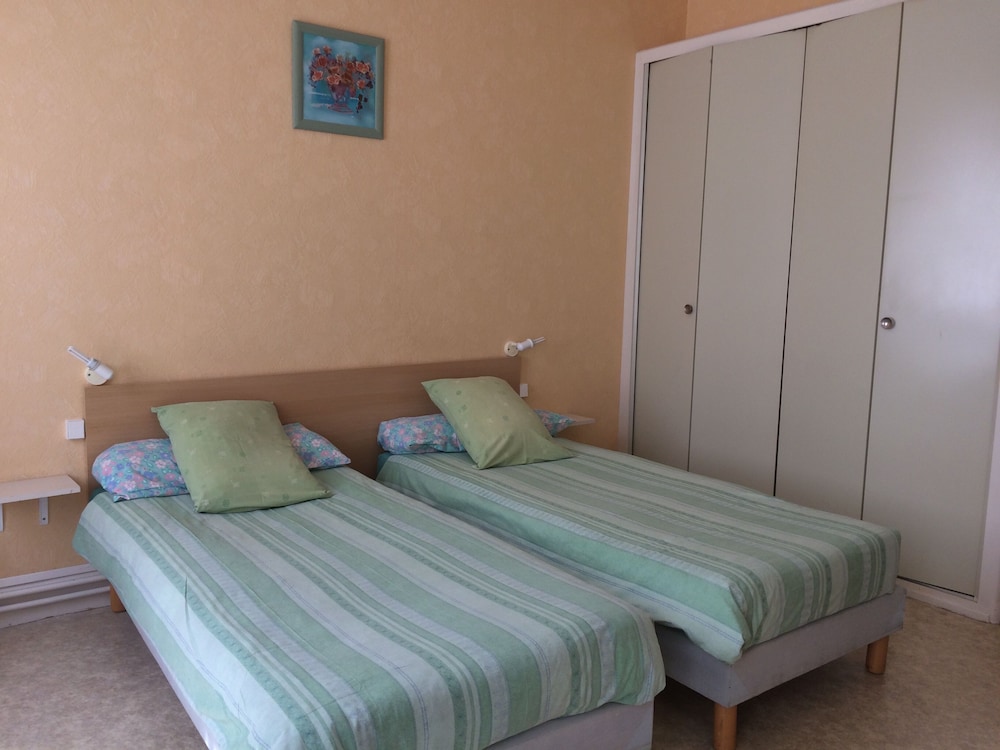 Beautiful Studio With Two Beds Made For Your Arrival - Commentry