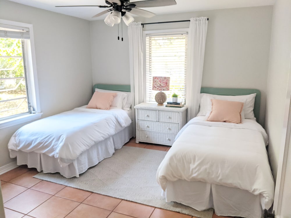 Cottage In The City Close To Everything! - Sarasota, FL