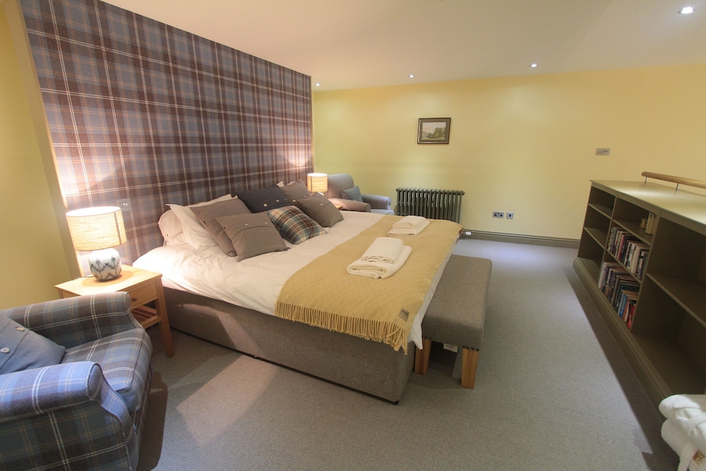 Relax In This Luxurious And Spacious Ground Floor, One Bedroomed Apartment In Fort Augustus. Quality - Loche Ness