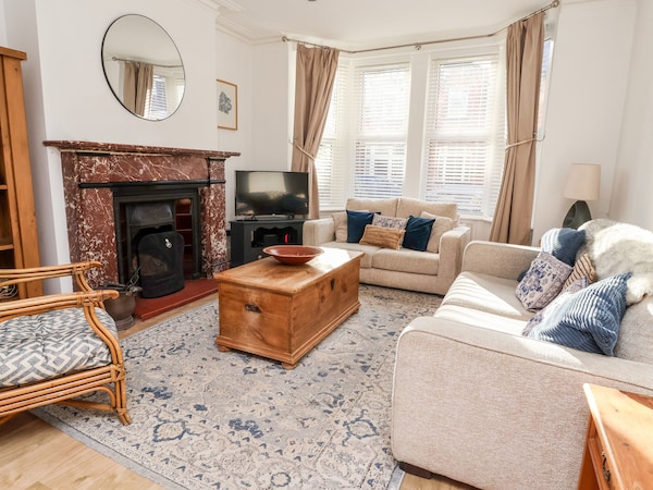 Seafarers, Pet Friendly, Character Holiday Cottage In Scarborough - Alpamare UK, Scarborough