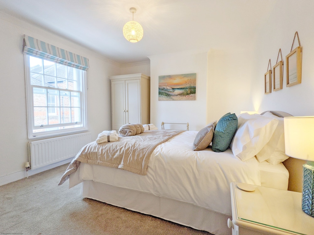 Seashell Cottage - Worthing - Sleeps 4 Guests  In 2 Bedrooms - Steyning