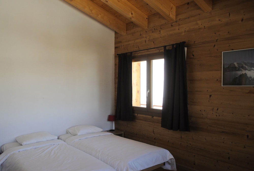 Spacious Chalet With Outside Hot Tub In 4vallées Ski Resort In La Tzoumaz. - Verbier