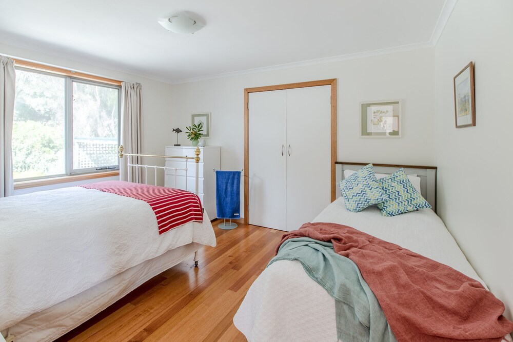 A Luxurious With Incredible Seaviews And Beaches Only Minutes Away - Flinders Island