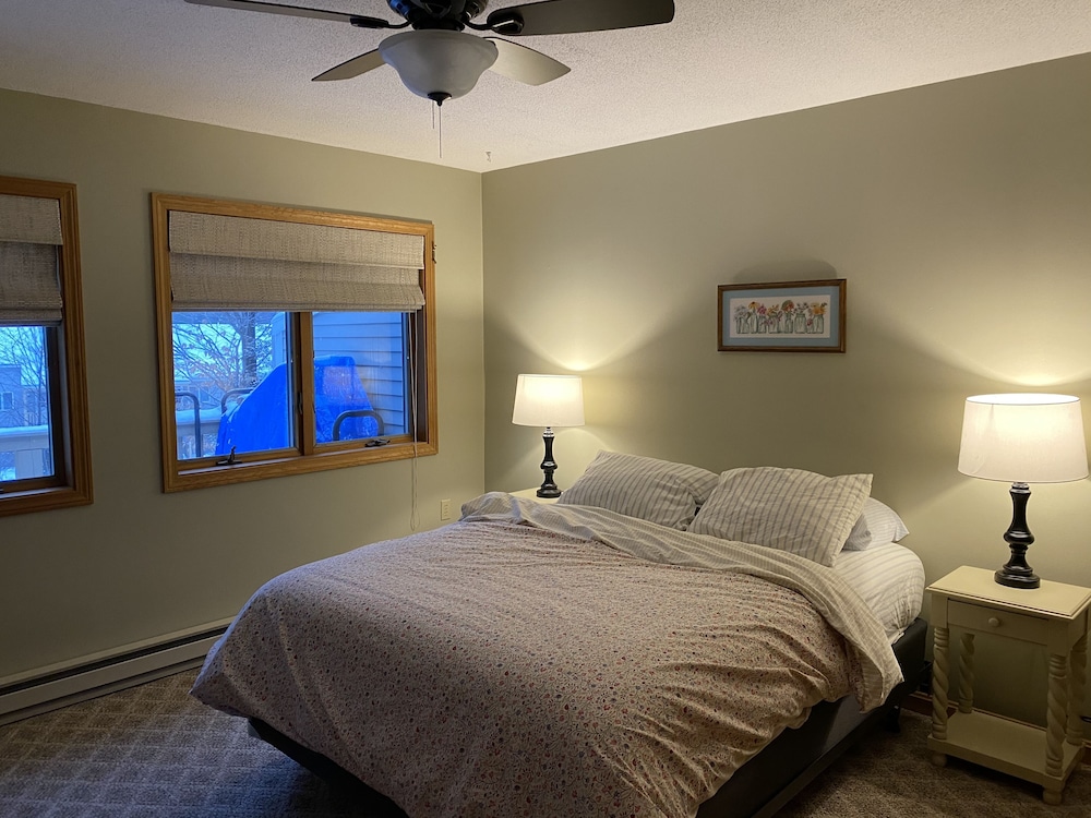 2 Bedroom (Sleeps 6) Cozy Condo In The Heart Of North Conway, Nh. - Conway